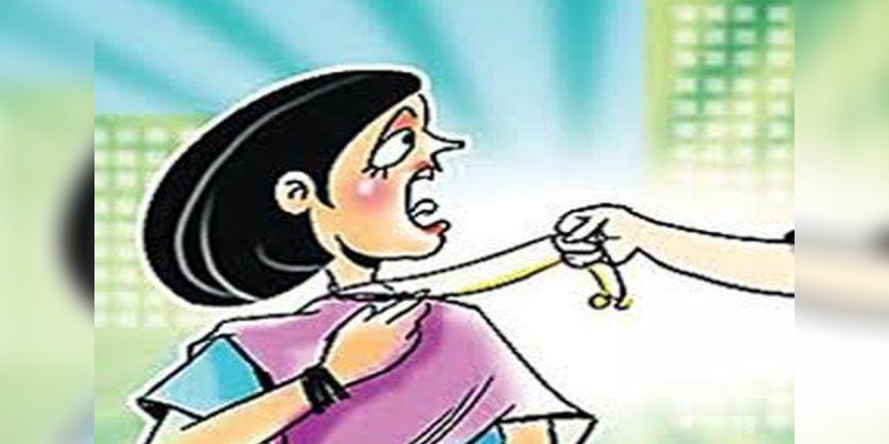 வாசலில் கோலமிட்டுக் கொண்டிருந்த பெண் - சட்டென செயினை பறித்துச்சென்ற திருடர்கள்