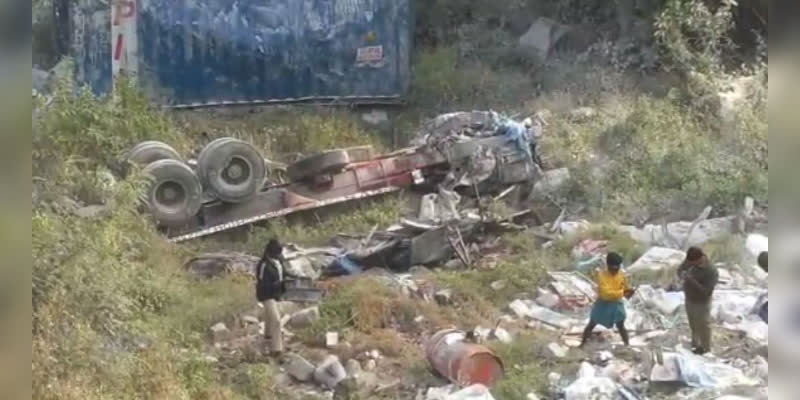 100 பள்ளத்தில் கவிழ்ந்த கண்டெய்னர் லாரி - ஓட்டுநர் உயிரிழப்பு