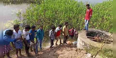 திடீரென உடைந்த ஏரிக்கரை மதகு - பெரும் அசம்பாவிதத்தை தடுத்த இளைஞர்கள்