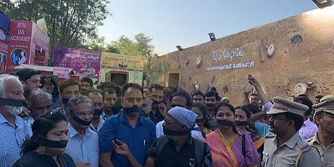 அரசுக்கு எதிரான புத்தகங்களை விற்கக்கூடாதா ? - வாயில் கருப்புத் துணி கட்டி எழுத்தாளர்கள் போராட்டம்