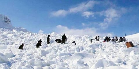 ஜம்மு காஷ்மீரில் அடுத்தடுத்து 4 இடங்களில் பனிச்சரிவு: 12 பேர் உயிரிழப்பு