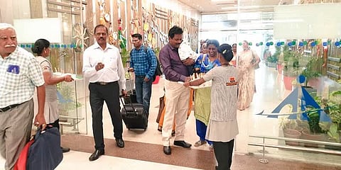 ஏர்போர்ட்டில் பயணிகளுக்கு சர்க்கரை பொங்கல் கொடுத்து ‘பொங்கல் வாழ்த்து’