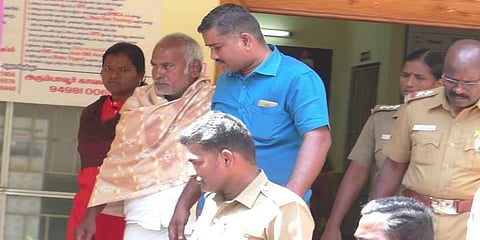 பேரூராட்சி அலுவலரை பணம் கேட்டு மிரட்டிய காங். பிரமுகர் கைது