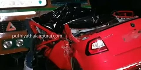 காரும் லாரியும் நேருக்கு நேர் மோதி விபத்து : துணை சபாநாயகரின் உறவினர் உட்பட 4 பேர் உயிரிழப்பு