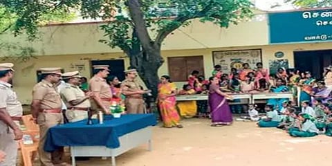 அரசுப்பள்ளியை தத்தெடுத்து உதவும் காவலர்கள் : குவியும் பாராட்டு