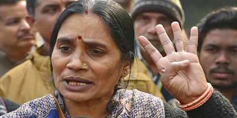 “எனக்கு இந்த ஆலோசனையை கூற இந்திரா ஜெய்சிங் யார்”? - கொந்தளித்த நிர்பயாவின் தாய்