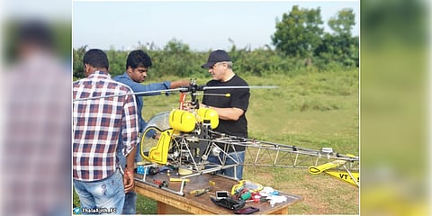 ஆளில்லா குட்டி ஹெலிகாப்டரை இயக்கும் அஜித்... இணையத்தில் வைரல்..!