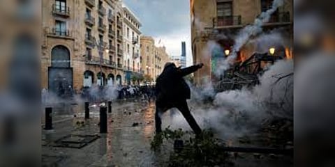 பொருளாதார நெருக்கடிக்கு தீர்வு காண வலியுறுத்தி லெபனானில் போராட்டம்: பலர் காயம்