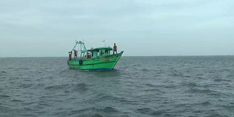 நடுக்கடலில் மூழ்கிய விசைப்படகு - தமிழக மீனவர்களை பிடித்துச்சென்ற இலங்கை கடற்படை