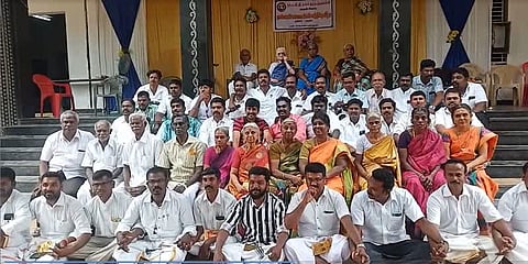 'அ' கற்றுத்தந்த ஆசிரியர்களை தேடிப்பிடித்து கௌரவித்த முன்னாள் மாணவர்கள் - 30 ஆண்டுகளுக்கு பிறகு நெகிழ்ச்சி