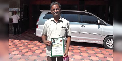 5,8-ஆம் வகுப்பு பொதுத்தேர்வுக்கு எதிர்ப்பு: விருதை ஒப்படைக்க முயன்ற ஓய்வுபெற்ற ஆசிரியர்..!