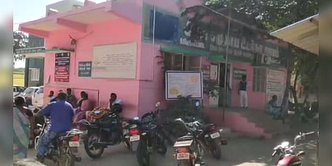 சிறுமியை பின்தொடர்ந்து ஓடிய குழந்தை - பள்ளி வாகனம் ஏறியதில் உயிரிழந்த பரிதாபம்