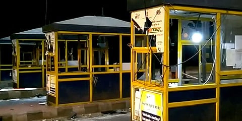 பேருந்து ஓட்டுநருக்கும் சுங்கச்சாவடி ஊழியருக்கும் இடையே வாக்குவாதம்: சுங்கச்சாவடியை நொறுக்கிய பயணிகள்!