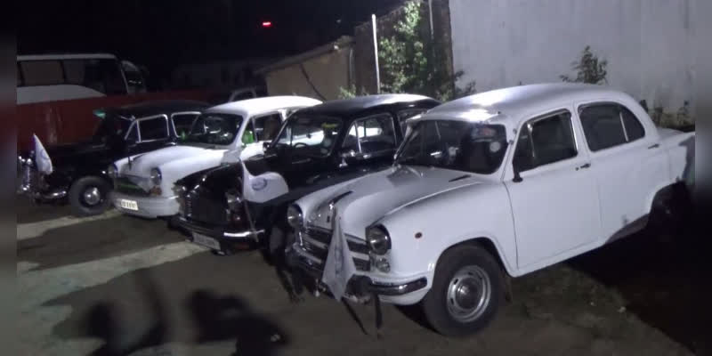 பழைய அம்பாசிடர் கார்களின் ஊர்வலம் - கண்டு மகிழ்ந்த சுற்றுலா பயணிகள்