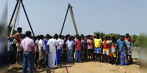 அலையாத்தி காடுகளை அழித்து மேம்பாலம் கட்டும் பணி... எதிர்ப்பு தெரிவித்து மீனவர்கள் போராட்டம்