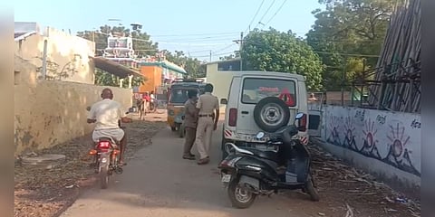 கோயிலை நிர்வகிப்பதில் தகராறு - இளைஞர் கொலை ; இருவருக்கு கத்தி குத்து