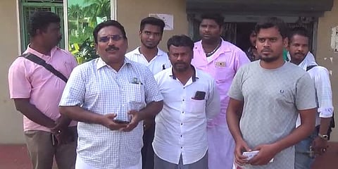 ஆதாரை இணைக்காவிட்டால் புலம்பெயர்ந்த குடிமக்களா? வங்கியின் செயலால் அதிர்ச்சியடைந்த மக்கள்...!