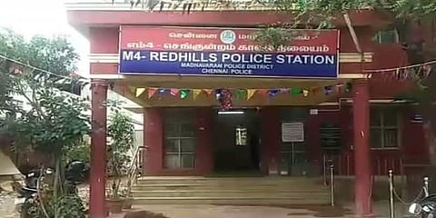 பைக்கில் வந்த செயின் பறிப்பு கொள்ளையர்கள் - துணிச்சலாக போராடி நகையை தற்காத்த பெண்