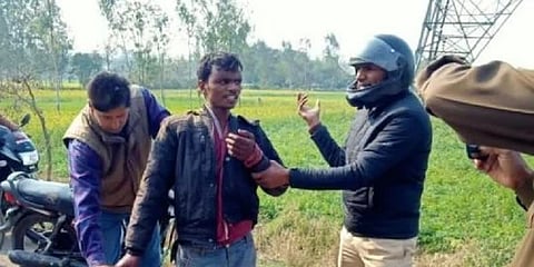 மனைவியின் தலையை துண்டித்து கையில் எடுத்துக் கொண்டு காவல் நிலையம் சென்ற நபர் - உ.பியில் அதிர்ச்சி