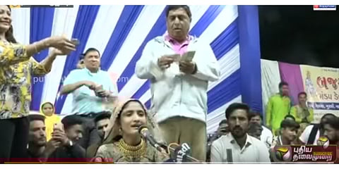 டாலர் மழையில் நனைந்த நாட்டுப்புற பாடகி - வைரல் வீடியோ