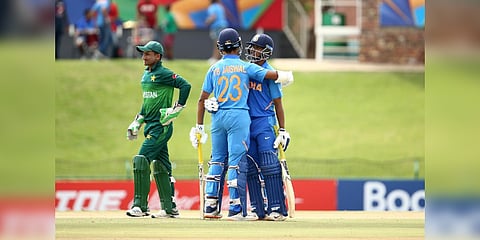 பாகிஸ்தானை வெளுத்து வாங்கிய இந்தியா : யு19 உலகக் கோப்பை ஃபைனலில் அசத்தலாக நுழைந்தது