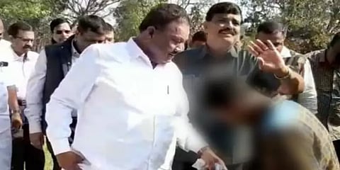 அமைச்சர் திண்டுக்கல் சீனிவாசன் மீது மாணவர் போலீசில் புகார்...!