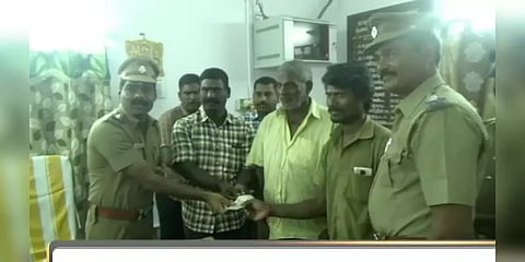 விவசாயி தவறவிட்ட ரூ.74,000 பணத்தை நேர்மையாக ஒப்படைத்த ஆட்டோ ஓட்டுநர்..!