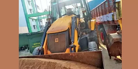 கடத்தல் மணல் தடுத்து நிறுத்தம்: டிராக்டரை ஏற்றி போலீசாரை கொலை செய்ய முயற்சி