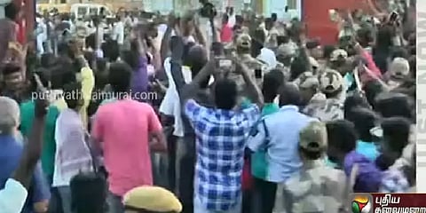 விஜய்யைக் காணத் திரண்ட ரசிகர்கள் - காவல்துறை தடியடி