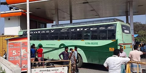 திடீரென முறிந்த பிரேக் கம்பி : பெட்ரோல் பங்கிற்குள் புகுந்த அரசுப் பேருந்து