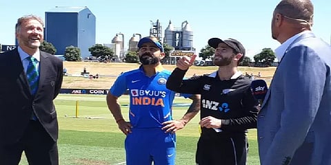 மூன்றாவது ஒருநாள் போட்டி: ஆறுதல் வெற்றி பெற நிதானமாக ஆடும் இந்தியா..!