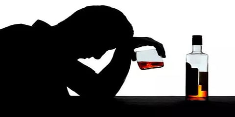 குடிக்க பணம் தராத தாய்..! அரசு மருத்துவமனையின் கண்ணாடியை உடைத்த இளைஞர்...!