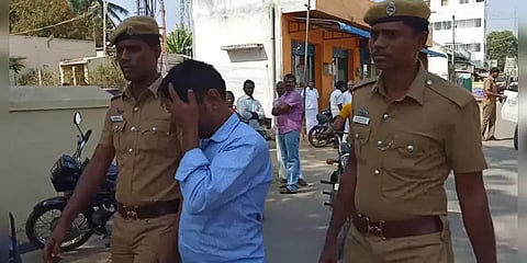 சிறார் ஆபாச படங்கள் ஃபேஸ்புக்கில் பதிவேற்றம் - ஓட்டல் தொழிலாளி கைது