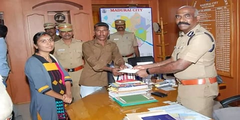 ஆட்டோவில் விட்டுச்சென்ற நகை, பணம்.. நேர்மையாக நடந்து கொண்ட ஓட்டுநர் - குவியும் பாராட்டு