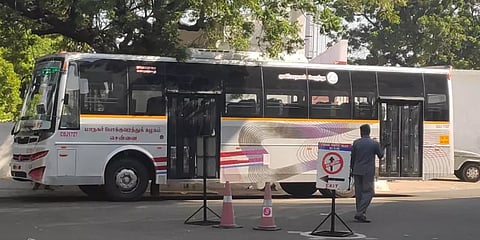 எம்.எல்.ஏக்கள் பயன்படுத்தாமல் வெறிச்சோடிப் போன குளிர்சாதனப் பேருந்து