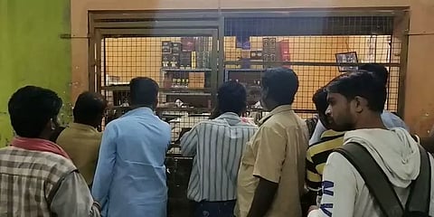 டாஸ்மாக் கடையில் கத்தியுடன் அட்டகாசம் செய்த ரவுடி கும்பல்