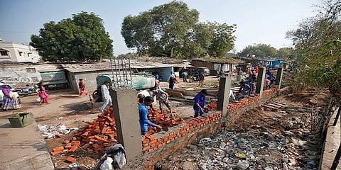 ட்ரம்ப் வருகையால் குடிசைப் பகுதியை மறைத்து கட்டப்படும் சுவர்..!