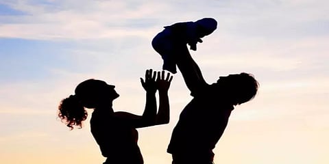 'பெற்றால்தான் பிள்ளையா ?': தத்தெடுப்பதில் சட்ட விதிமுறைகள் என்ன ?