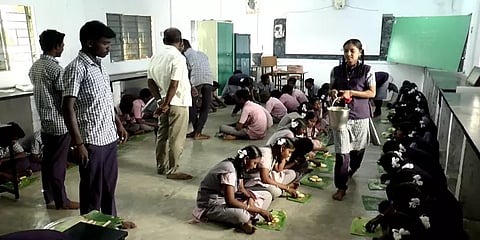 அரசு பள்ளி மாணவர்களுக்கு காலையில் சிற்றுண்டி ; மாலையில் தானியங்கள் - அசத்தி வரும் கிராம மக்கள்