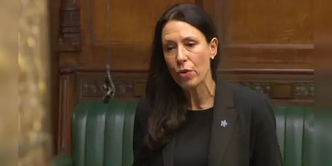 370 சட்டப்பிரிவை எதிர்த்த பிரிட்டிஷ் எம்பி டெல்லி ஏர்போர்ட்டில் தடுத்து நிறுத்தம்