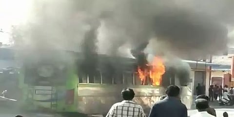 சென்றுகொண்டிருந்த பேருந்தில் திடீரென பற்றிய தீ.. பயணிகளை காப்பாற்றிய ஓட்டுநர்..!