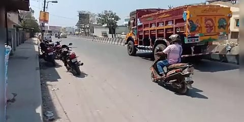 ஓட்டுநரை அரிவாளால் வெட்டி, நாட்டு வெடிகுண்டு வீசிய கும்பல் - சென்னையில் கொடூரம்..!