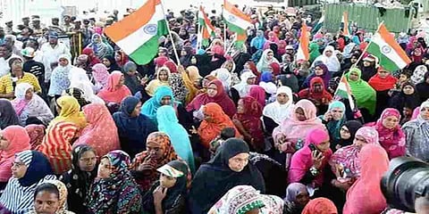 தேசிய கீதம் பாடி போராட்டத்தை முடித்த இஸ்லாமியர்கள்...!