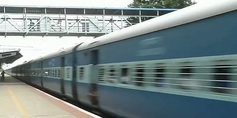 காதில் ஹெட்செட்டுடன் ரயில் தண்டவாளத்தை கடக்க முயன்ற மாணவர் உயிரிழப்பு..!