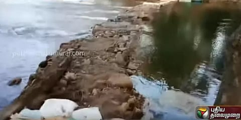 ஊர்த்தலைவருடன் சேர்ந்து மக்களே அமைத்த ஆற்றுப்பாலம்