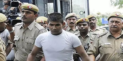 சுவரில் மோதிக்கொண்ட நிர்பயா குற்றவாளி - தூக்குத்தண்டனையை தள்ளிவைக்க முயற்சி?