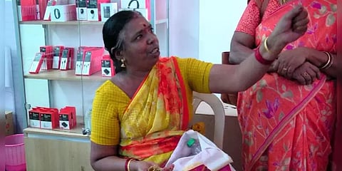 செயின் பறிப்புக் கொள்ளையர்களை எதிர்த்துப் போராடிய வீரப்பெண்