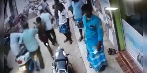 காதலிக்க மறுத்த திருமணமான பெண் : பெட்ரோல் ஊற்றி தீ வைத்த கொடூரன்