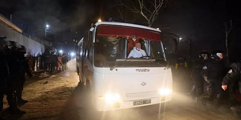 கொரோனா அச்சம் எதிரொலி : சீனாவிலிருந்து உக்ரைன் சென்ற பேருந்து மீது தாக்குதல்