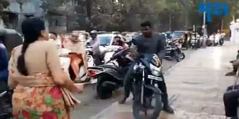 ‘விதிகளை மதிக்காத வாகன ஓட்டிகள்’ - பாடம் கற்பித்த தைரியசாலி பெண்